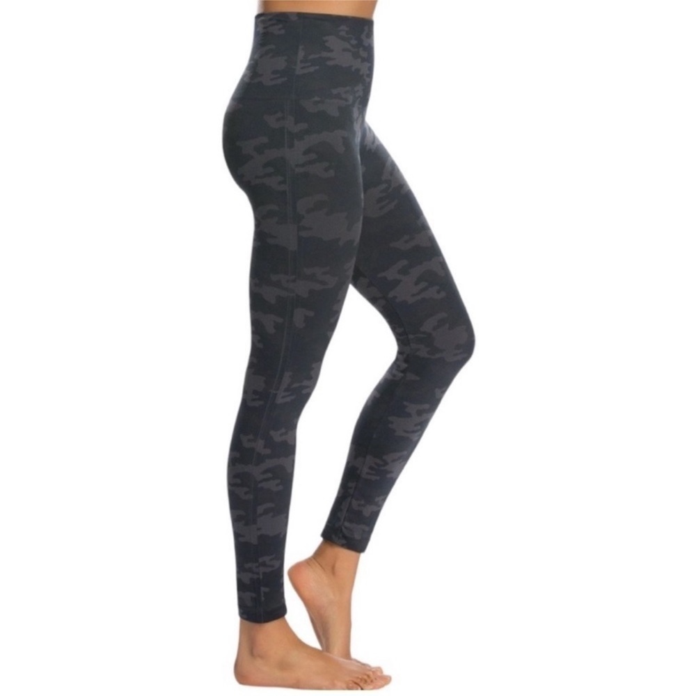 Spanx Look At Me Now Seamless Black Camo Leggings Size Large Women